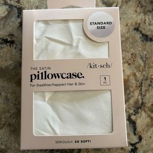 THE SATIN PILLOWCASE